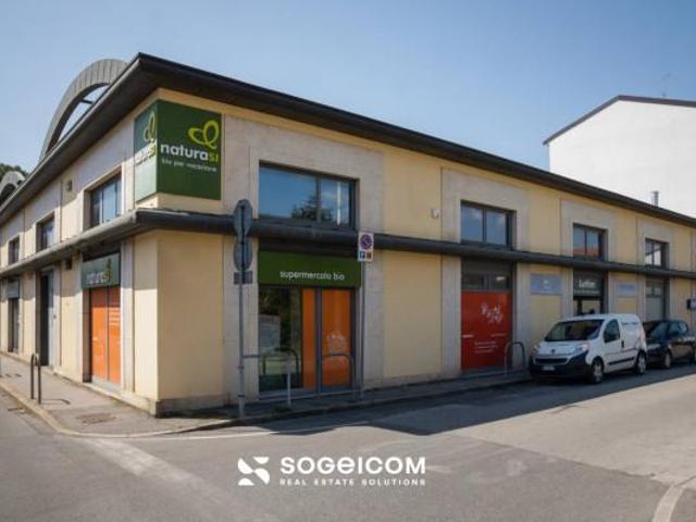 Ufficio in affitto a Centro Direzionale, Prato