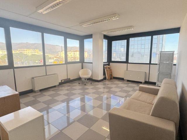 Ufficio in affitto a Le Badie, Prato