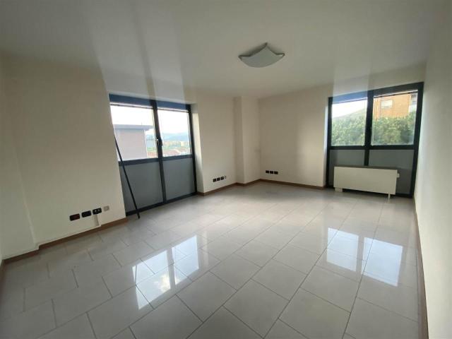 Ufficio in affitto a Mezzana, Prato