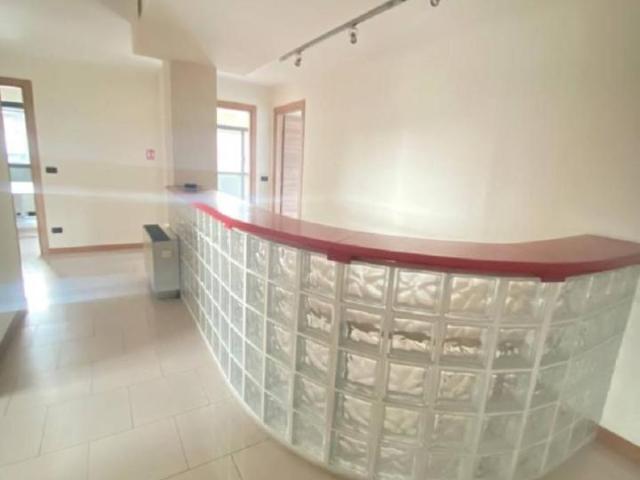 Ufficio in affitto a Mezzana, Prato