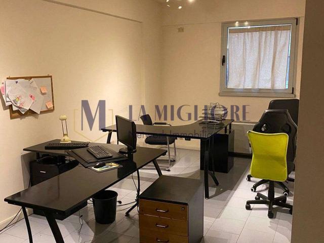 Ufficio in affitto a Centro Direzionale, Prato
