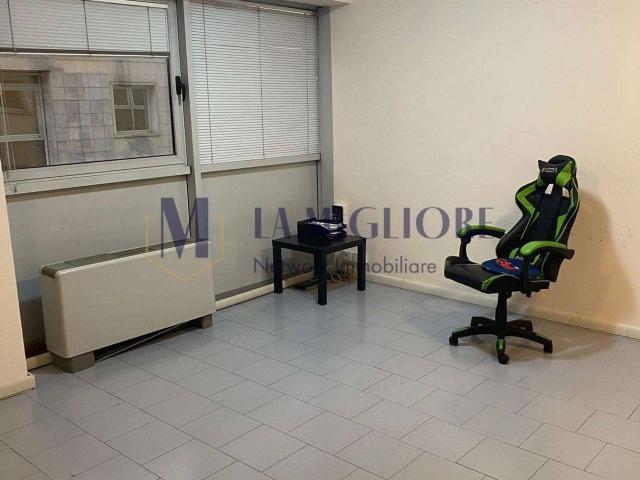 Ufficio in affitto a Centro Direzionale, Prato