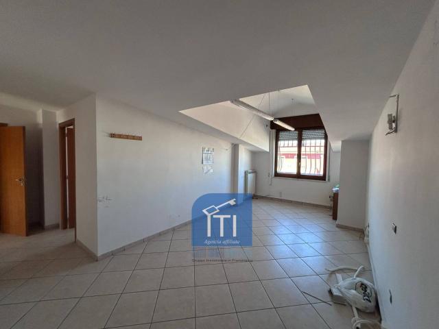 Ufficio in affitto a Qualiano, Campania