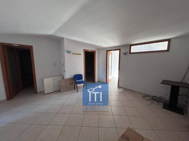 Ufficio in affitto a Qualiano, Campania