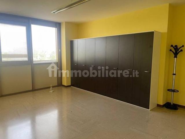 Ufficio in affitto a Santa Maria Nuova, Re
