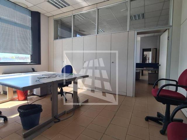Ufficio in affitto a Cavazzoli, Re