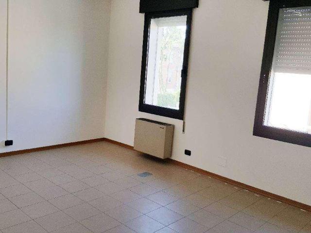 Ufficio in affitto a Villaggio Stranieri-Bazzarola, Re