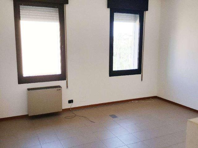 Ufficio in affitto a Villaggio Stranieri-Bazzarola, Re