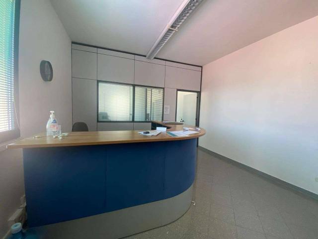 Ufficio in affitto a Regina Pacis, Re