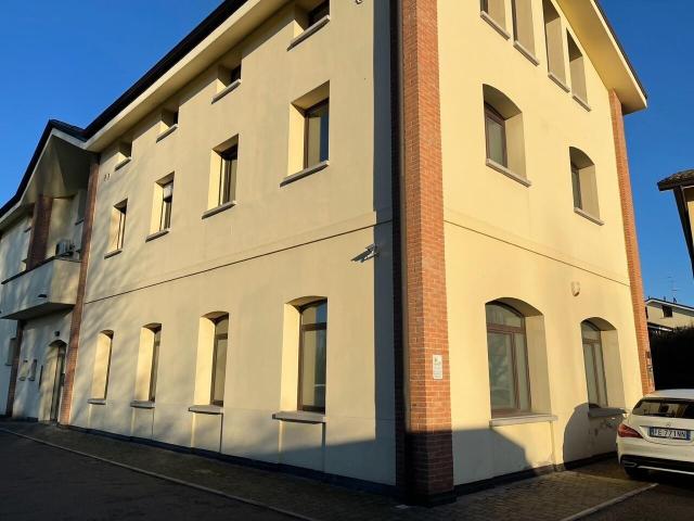 Ufficio in affitto a San Prospero Strinati, Re