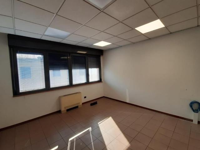 Ufficio in affitto a San Pietro esterna, Re