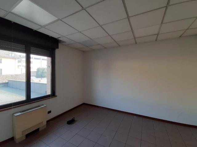 Ufficio in affitto a San Pietro esterna, Re
