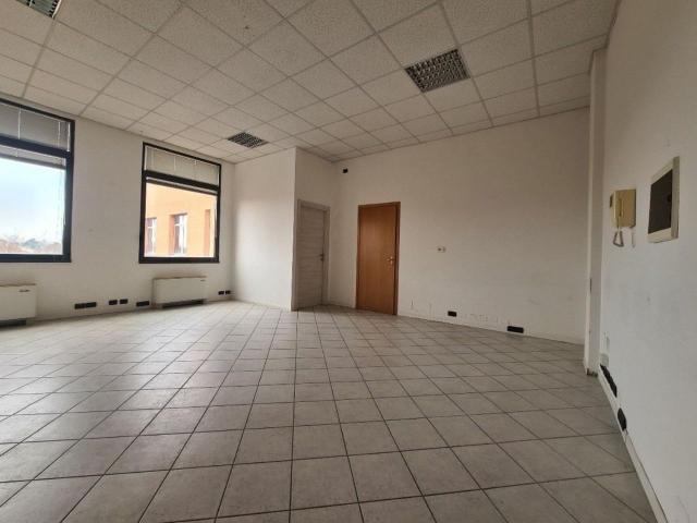 Ufficio in affitto a Cavazzoli, Re