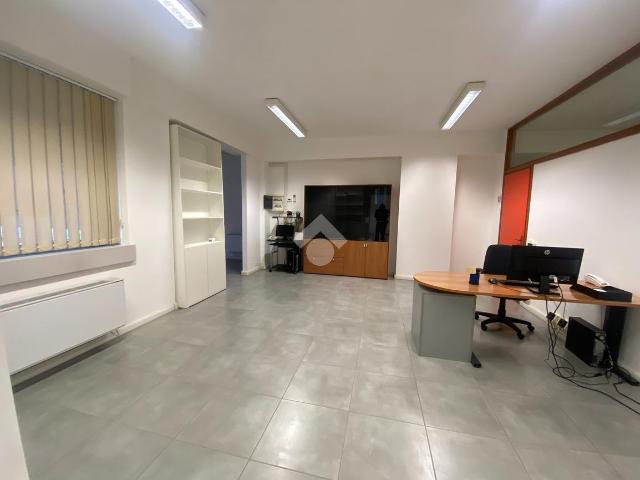 Ufficio in affitto a Crocetta, Re