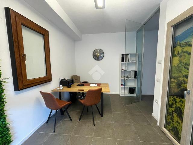 Ufficio in affitto a Comunità Alto Garda e Ledro, Riva