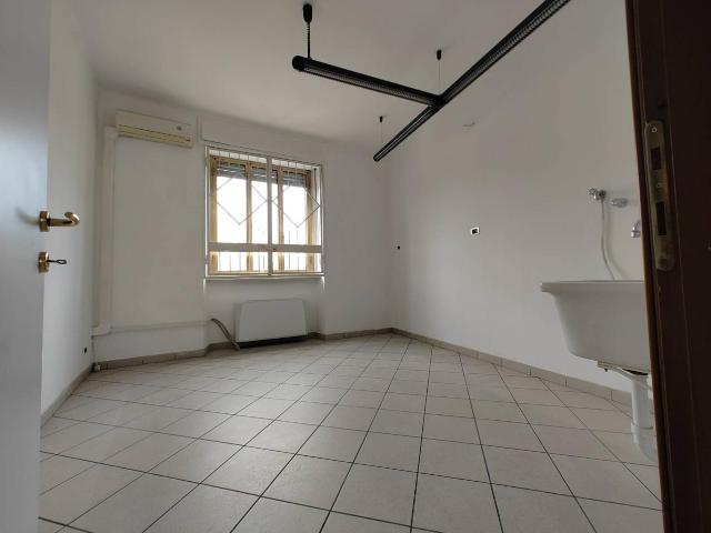 Ufficio in affitto a Borgo Uriola, Piemonte