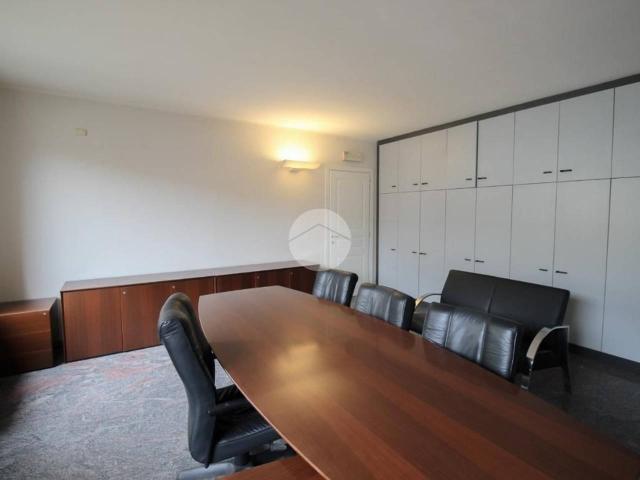 Ufficio in affitto a Romano Di Lombardia, Lombardia