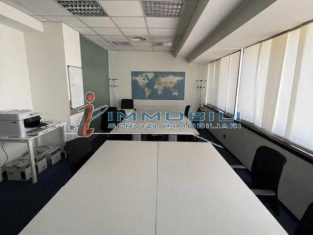 Ufficio in affitto a Cassino Scanasio, Rozzano