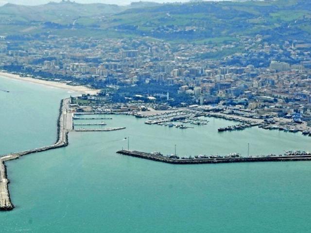 Ufficio in affitto a Marina di sotto, Marche