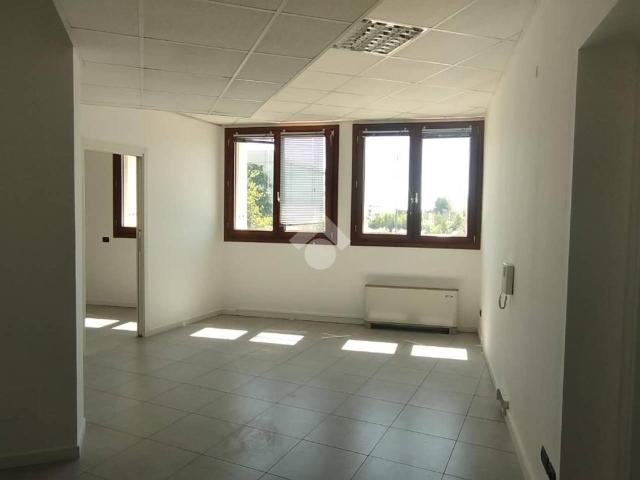 Ufficio in affitto a Santuario, Saronno