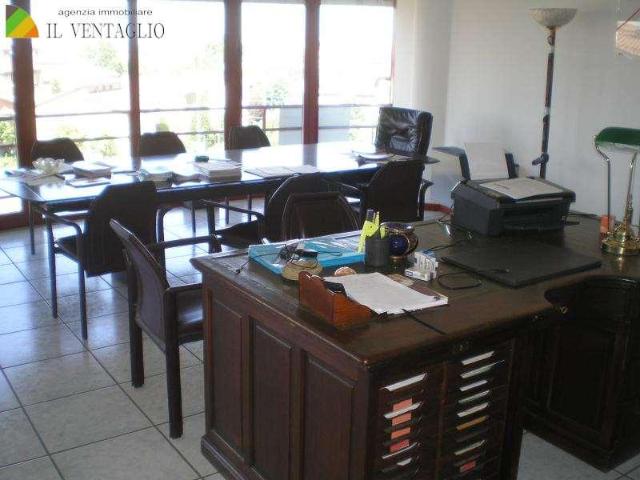 Ufficio in affitto a Unione dei comuni del Distretto Ceramico, Sassuolo