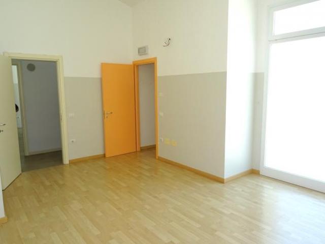 Locale Commerciale in affitto a Marche, Ancona