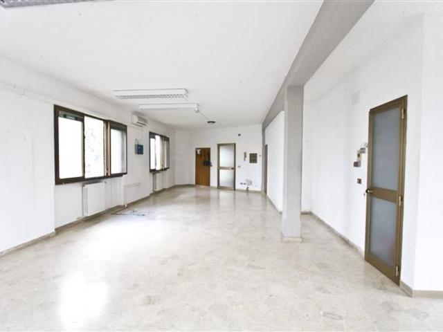 Ufficio in affitto a Signa, Toscana