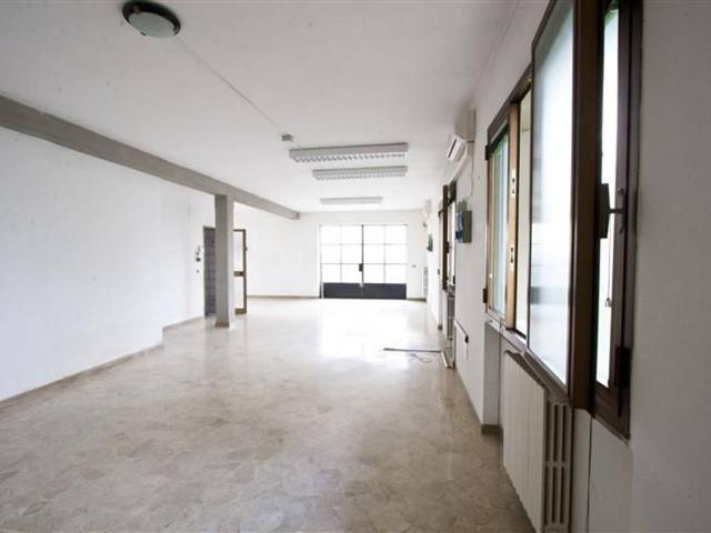 Ufficio in affitto a Signa, Toscana