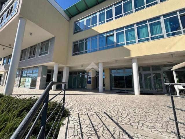 Ufficio in affitto a Villa Raspa, Spoltore