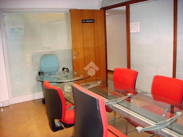 Ufficio in affitto a Tavernola Bergamasca, Lombardia