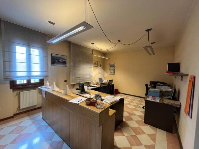 Ufficio in affitto a Tezze Sul Brenta, Veneto