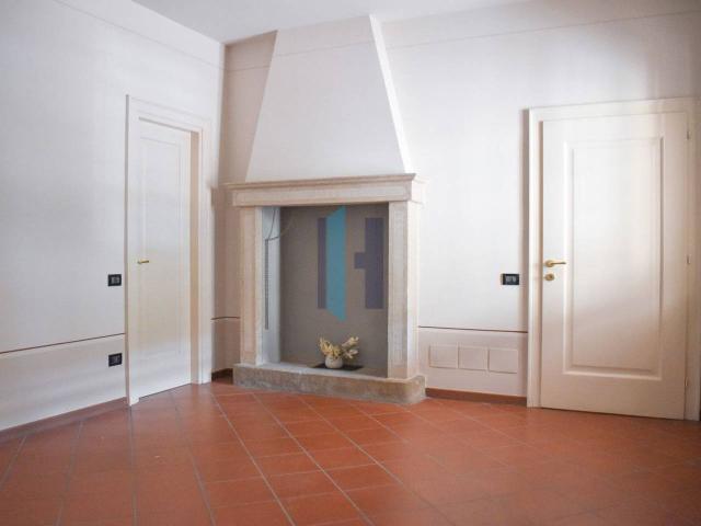 Ufficio in affitto a Travagliato, Lombardia