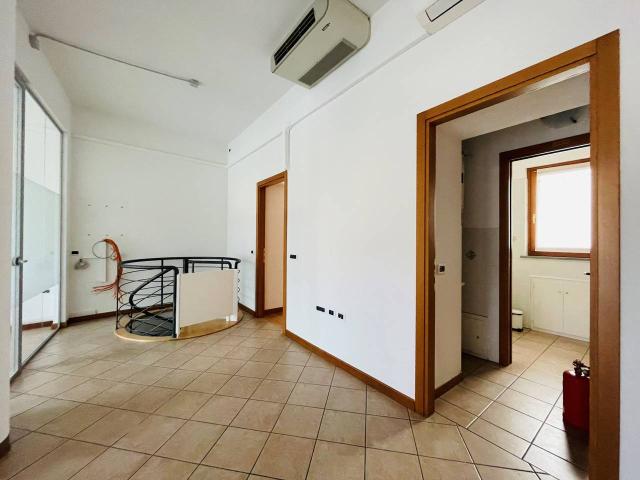Ufficio in affitto a Borgo Grazzano, Reana Del Roiale