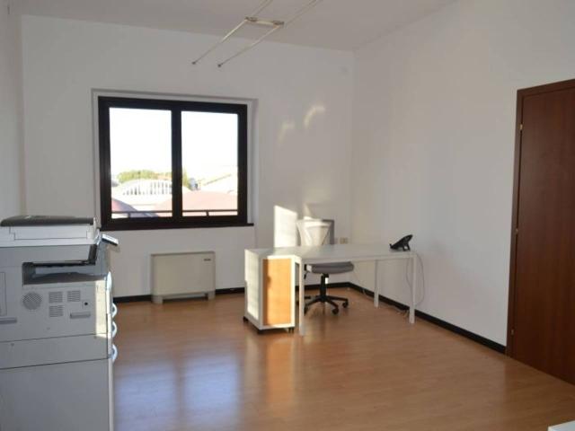 Ufficio in affitto a Sud, Brenzone