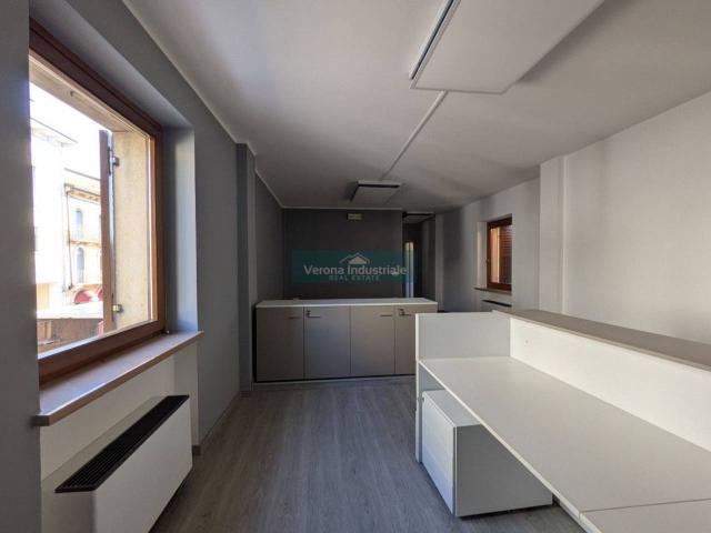 Ufficio in affitto a Villafranca Di Verona, Veneto