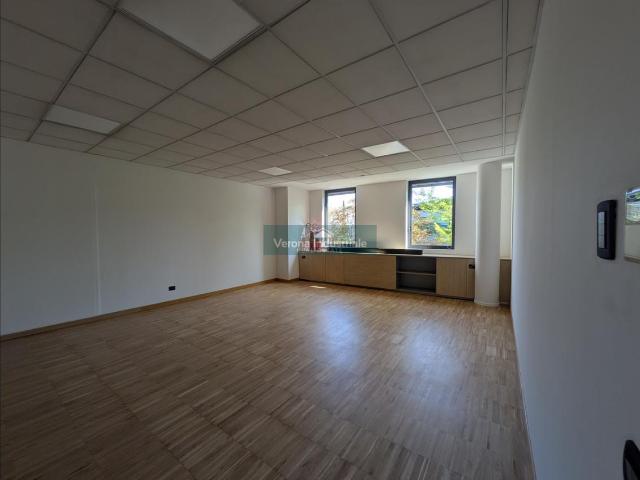 Ufficio in affitto a Calzoni, Villafranca Di Verona