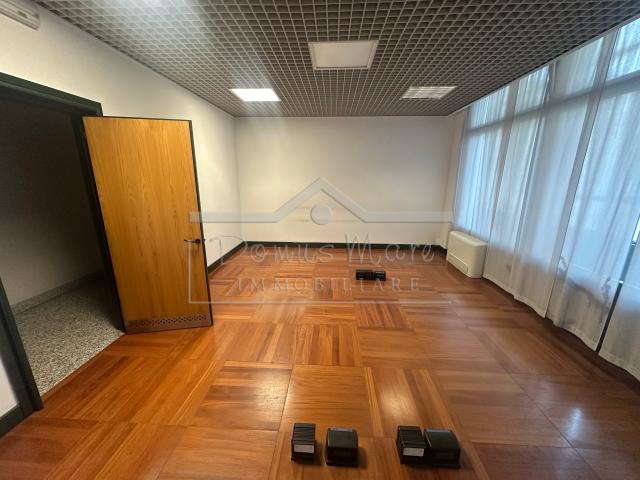 Ufficio in affitto a Oltreletimbro, Albisola Capo