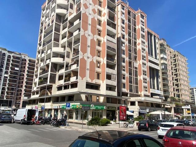 Ufficio in affitto a Municipio 2, Puglia