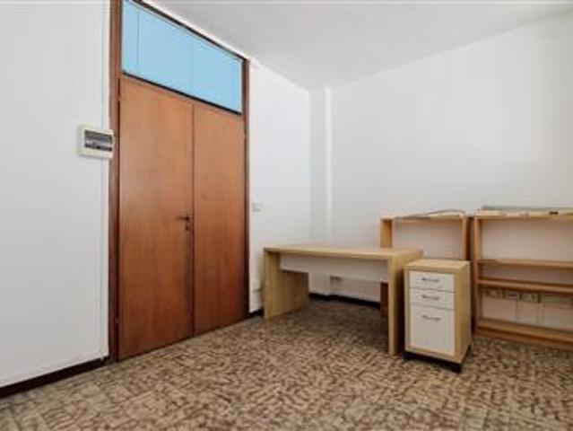 Ufficio in affitto a Cascina