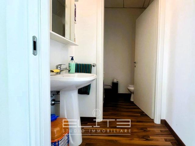 Ufficio in vendita a Baraccola Ovest, Ancona