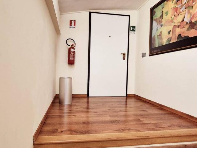Ufficio in vendita a Baraccola Ovest, Marche