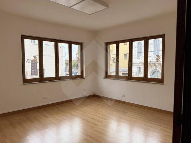 Ufficio in vendita a Puglia, Barletta-andria-trani