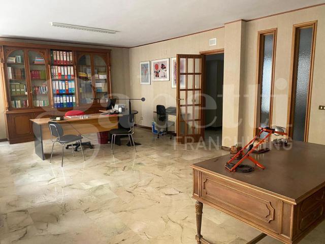 Ufficio in vendita a Puglia, Barletta-andria-trani