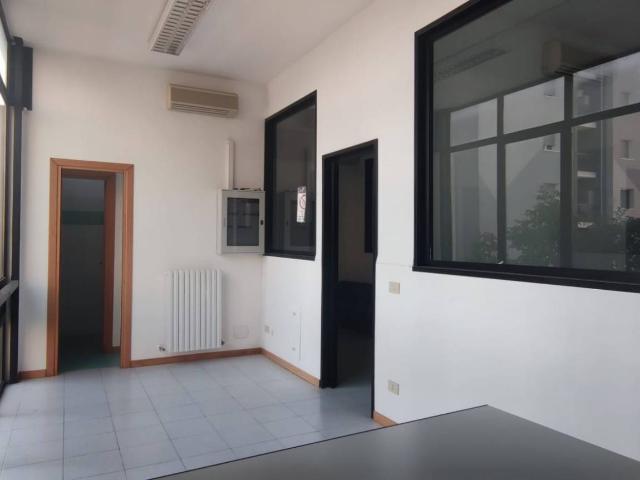 Ufficio in vendita a Monticelli, Marche