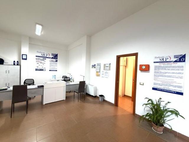 Locale Commerciale in vendita a Avellino, Campania