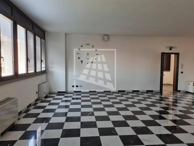 Ufficio in vendita a Terra di Mezzo, Re
