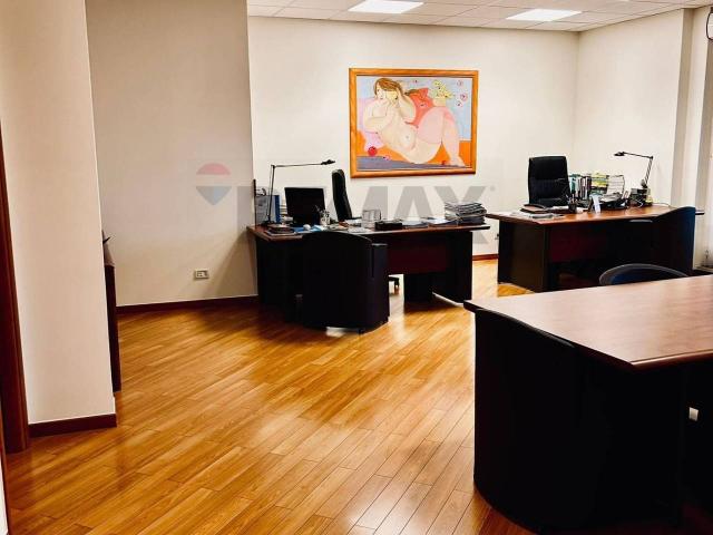 Ufficio in vendita a Municipio 2, Puglia