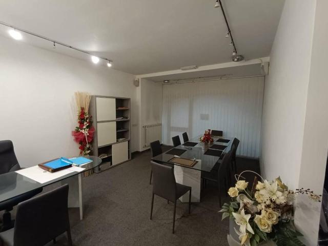 Ufficio in vendita a Pontecimato, Carrara