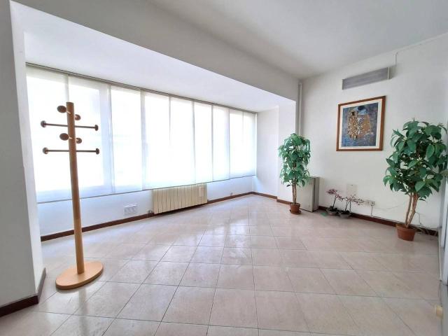 Ufficio in vendita a Cascina, Toscana