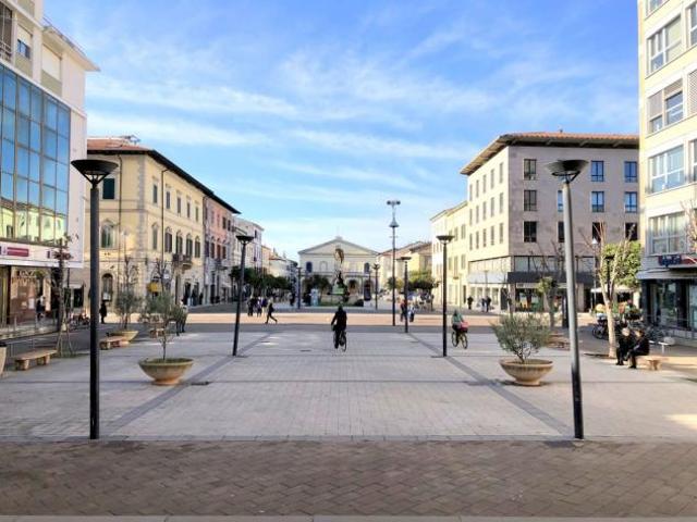 Locale Commerciale in vendita a Cecina, Toscana